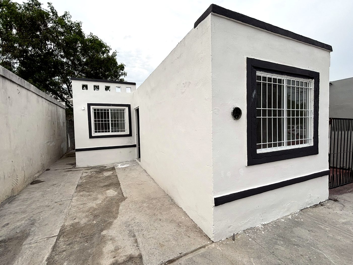 Misma casa después de la remodelación de CasaLista, con fachada pintada y ventanas nuevas